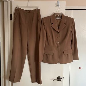 Beautiful vintage matching two pieces chic suit set: pants and jacket.